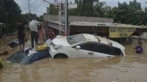 gambar-mobil-terendam-banjir