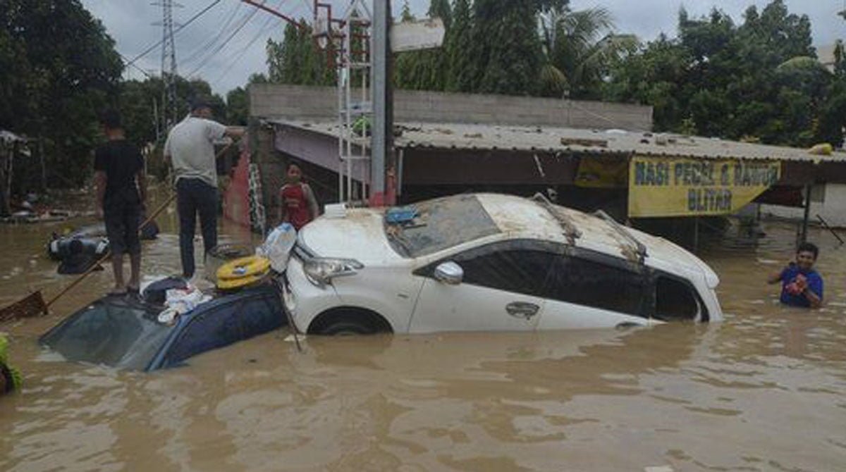 gambar-mobil-terendam-banjir